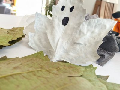 Bemaltes Blatt mit Gespenstgesicht