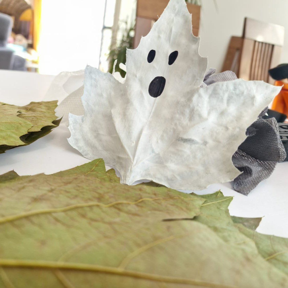 Bemaltes Blatt mit Gespenstgesicht