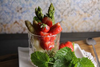 alkoholischer Erdbeer-Spargel-Cocktail