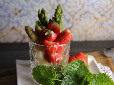 alkoholischer Erdbeer-Spargel-Cocktail