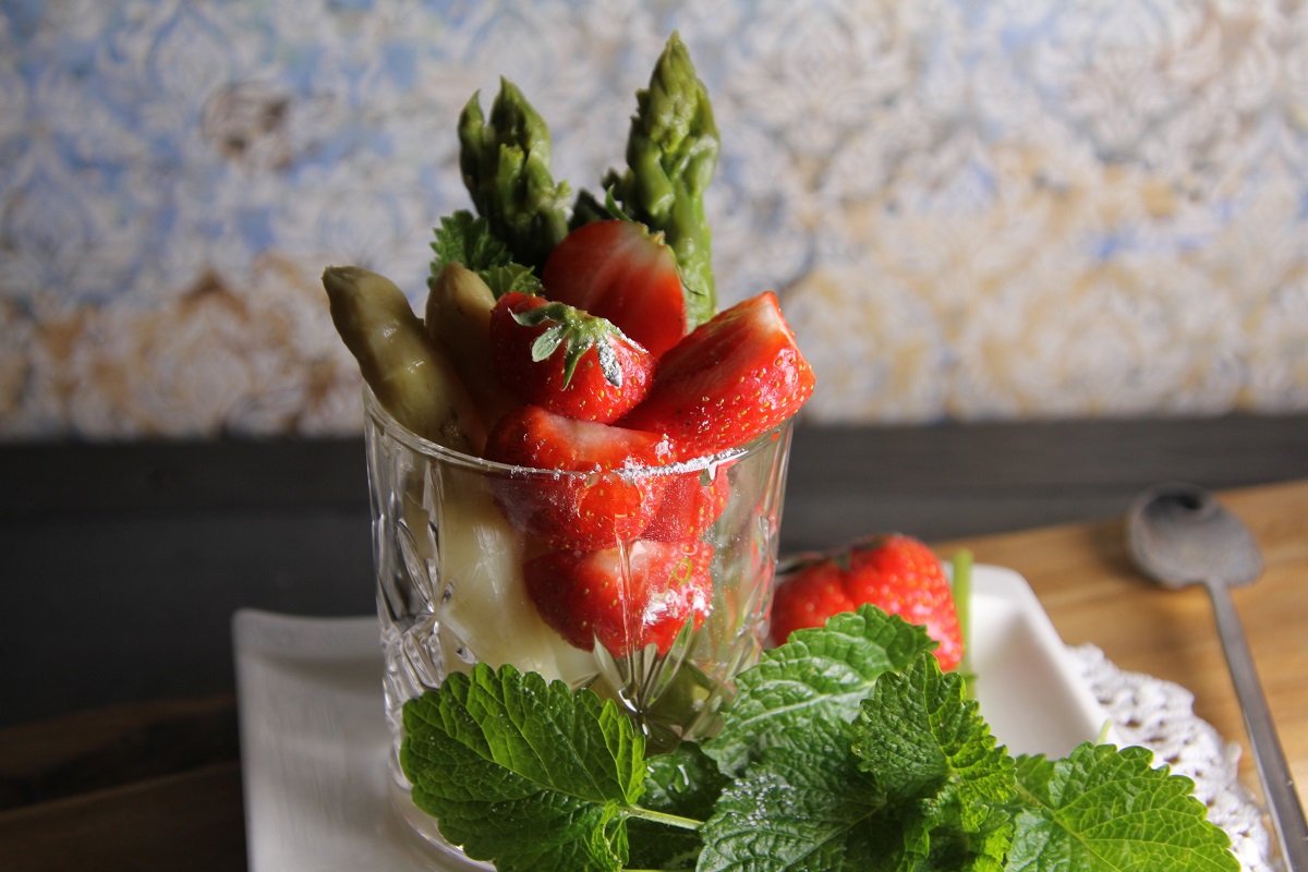 alkoholischer Erdbeer-Spargel-Cocktail