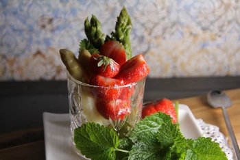 alkoholischer Erdbeer-Spargel-Cocktail