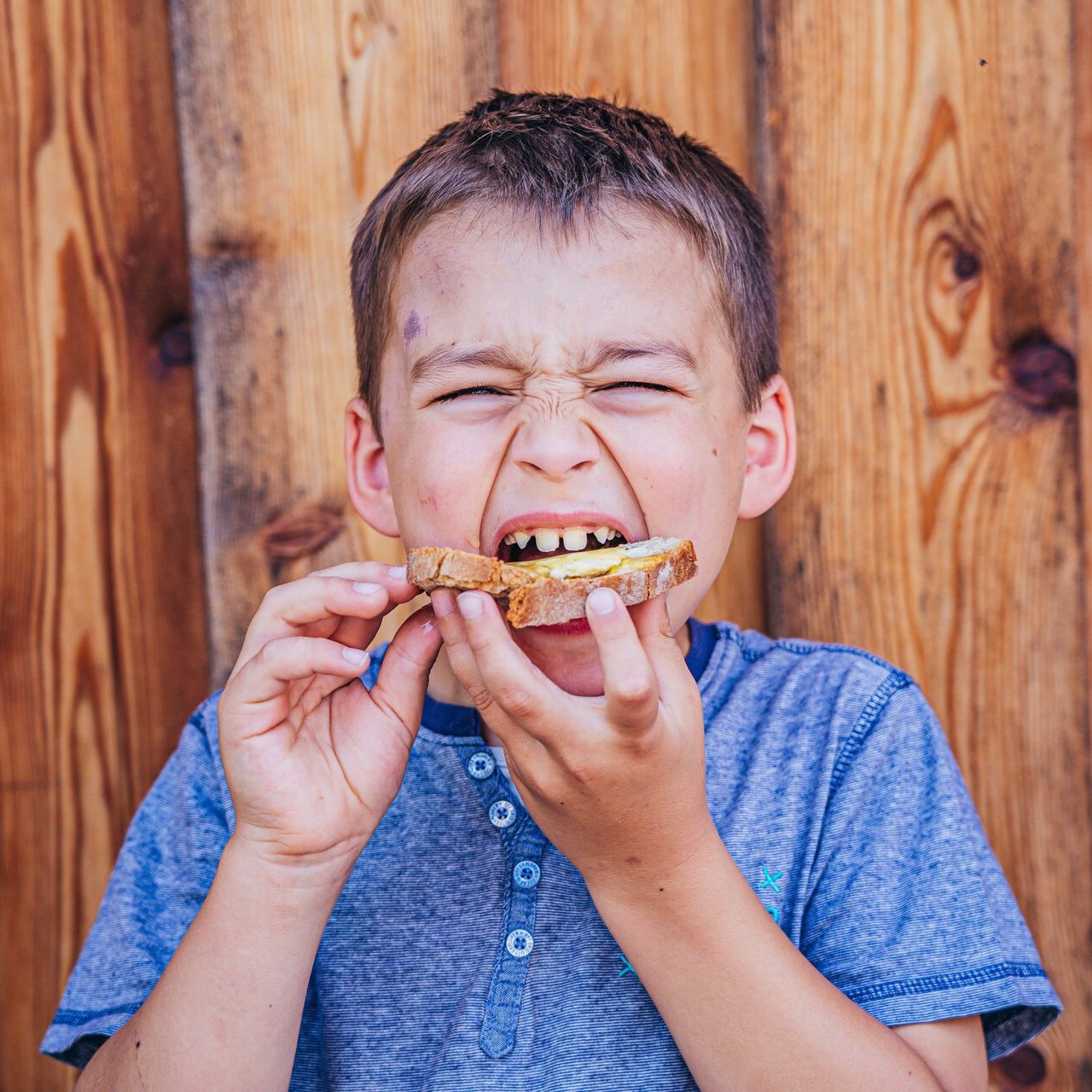 Bub genießt Honigbrot