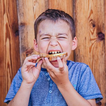 Bub genießt Honigbrot