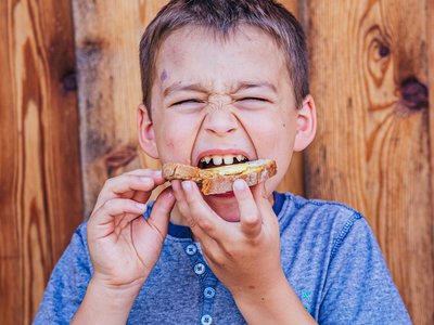 Bub genießt Honigbrot