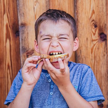 Bub genießt Honigbrot