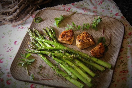 Grüner Spargel – gedünstet mit gebratenem Putenfilet ©Elisabeth Heidegger/LK Niederösterreich