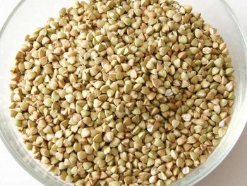 Viele Buchweizensamen liegen in Glasschale