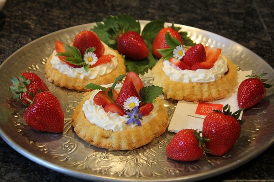 Wunderschön und fruchtig sind diese Erdbeer-Törtchen. Und weil sie einfach zu machen sind, eignen sie sich auch als Muttertags-Überraschung. ©Elisabeth Heidegger/LK Niederösterreich