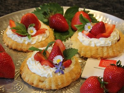 Wunderschön und fruchtig sind diese Erdbeer-Törtchen. Und weil sie einfach zu machen sind, eignen sie sich auch als Muttertags-Überraschung. ©Elisabeth Heidegger/LK Niederösterreich