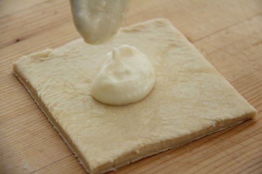 Die Topfenfülle mit einem Löffel auf die Teigstücke geben. ©Elisabeth Heidegger/LK Niederösterreich