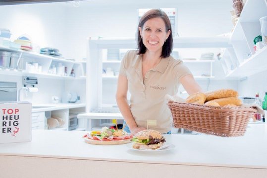 Heurigenwirtin Corinna Haslinger bereitet Heurigenspeisen in der Heurigenküche zu.
