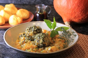 Polentaklöse im Kürbiskernmantel auf Kürbisgemüse
