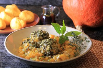Polentaklöse im Kürbiskernmantel auf Kürbisgemüse