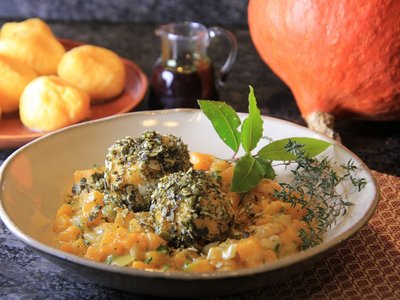 Polentaklöse im Kürbiskernmantel auf Kürbisgemüse