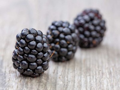 Brombeeren liegen auf einem Holztisch