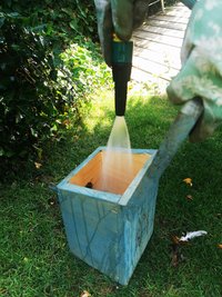 Mit einem kräftigen Wasserstrahl wird das Innere vom Vogelhäuschen in Windeseile wieder sauber. ©Eva Kail/LK Niederösterreich