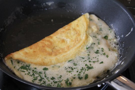 Omelette einschlagen ©Elisabeth Heidegger/LK Niederösterreich