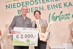 Foto mit Vifzack-Publikumssieger 2019 Familie Theuretzbacher mit Unser Schulbauernhof ©Philipp Monihart/LK Niederösterreich