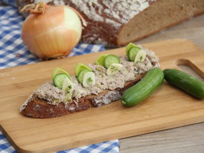 Vom Mittagessen ist noch etwas gekochtes Rindfleisch übrig? Dann kannst du deine Jause mit einem schnellen Rindfleischaufstrich aufpeppen.