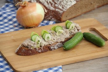 Vom Mittagessen ist noch etwas gekochtes Rindfleisch übrig? Dann kannst du deine Jause mit einem schnellen Rindfleischaufstrich aufpeppen.