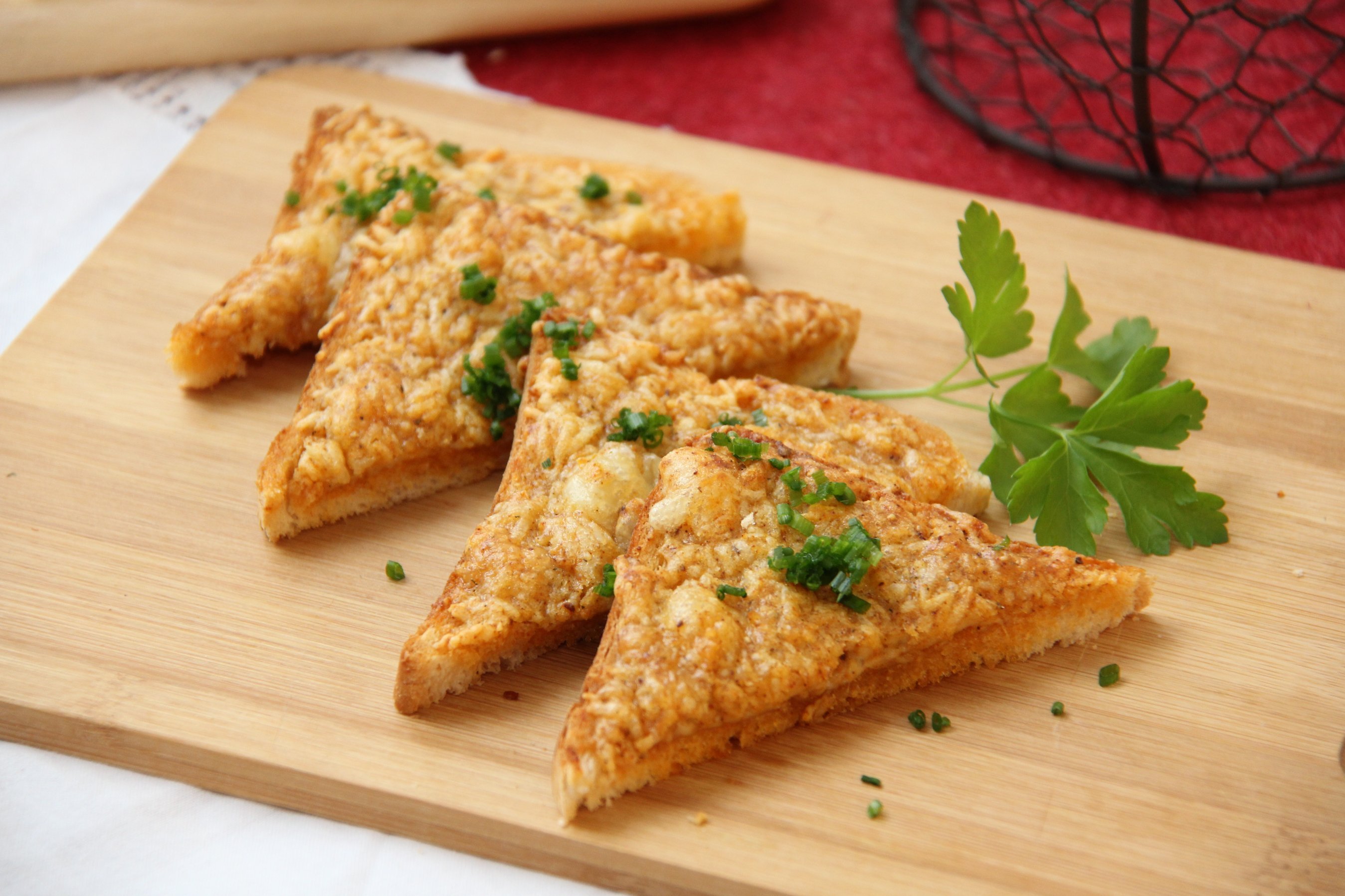 Ein Stück Käse gefunden, doch leider schon etwas hart. Wirf nichts weg und mach daraus ein köstliches überbackenes Käsebrot. Denn Lebensmittel sind für's Leben da!