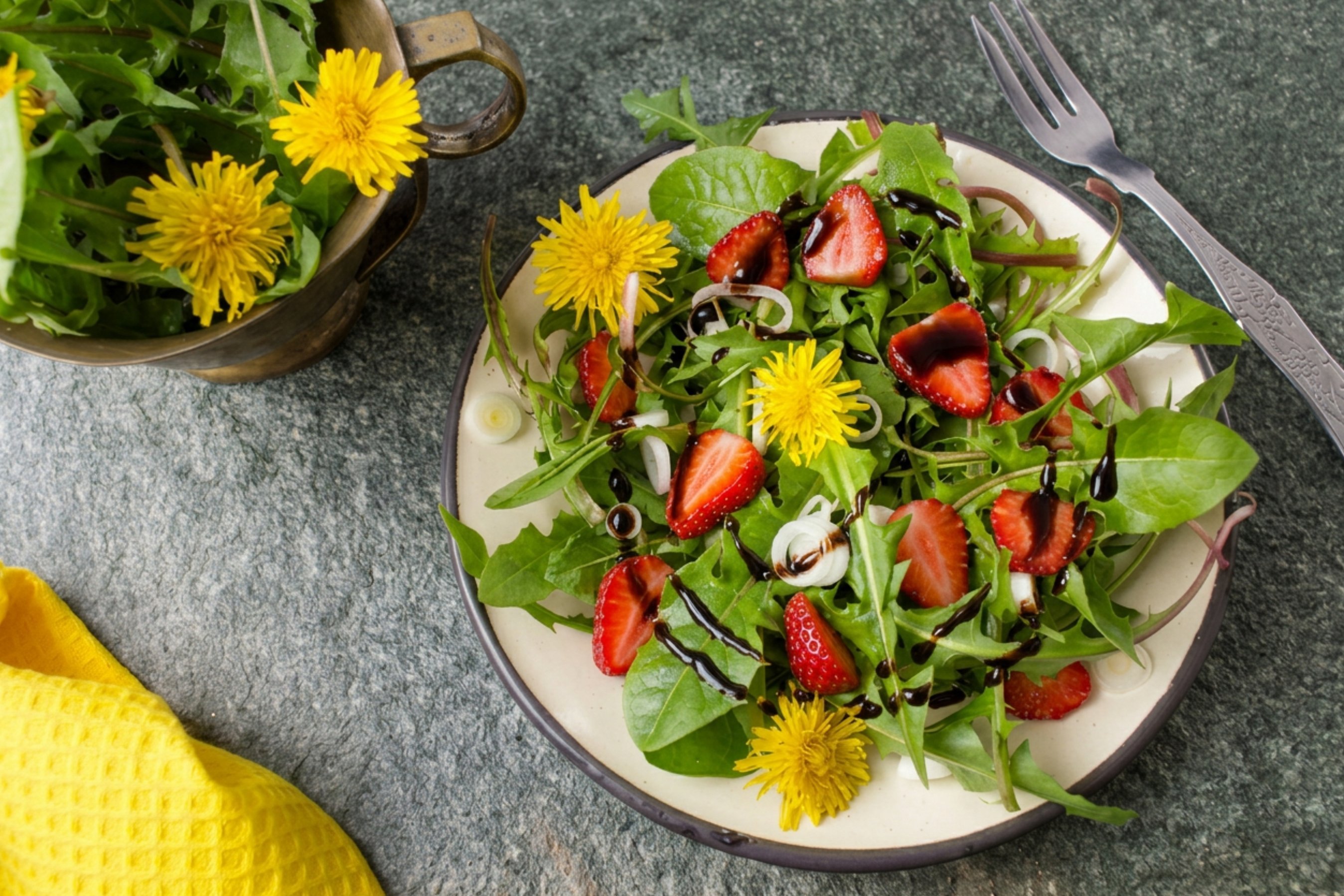 Löwenzahnsalat mit Erdbeeren und Balsamico