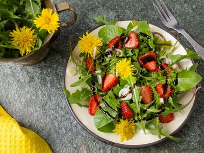 Löwenzahnsalat mit Erdbeeren und Balsamico