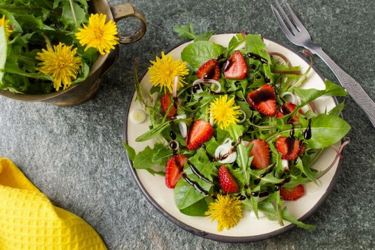 Löwenzahnsalat mit Erdbeeren und Balsamico