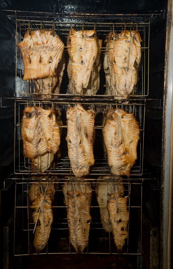 Karpfenfilets werden geräuchert ©Florian Kainz/Archiv Aqua