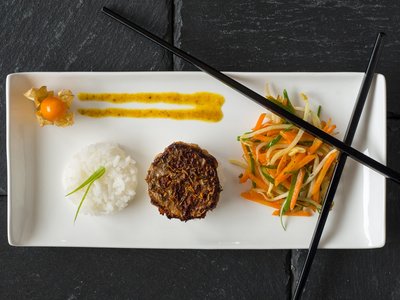 Honig-Sesam Karpfen mit Currysauce und Wokgemüse