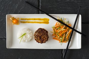 Honig-Sesam Karpfen mit Currysauce und Wokgemüse
