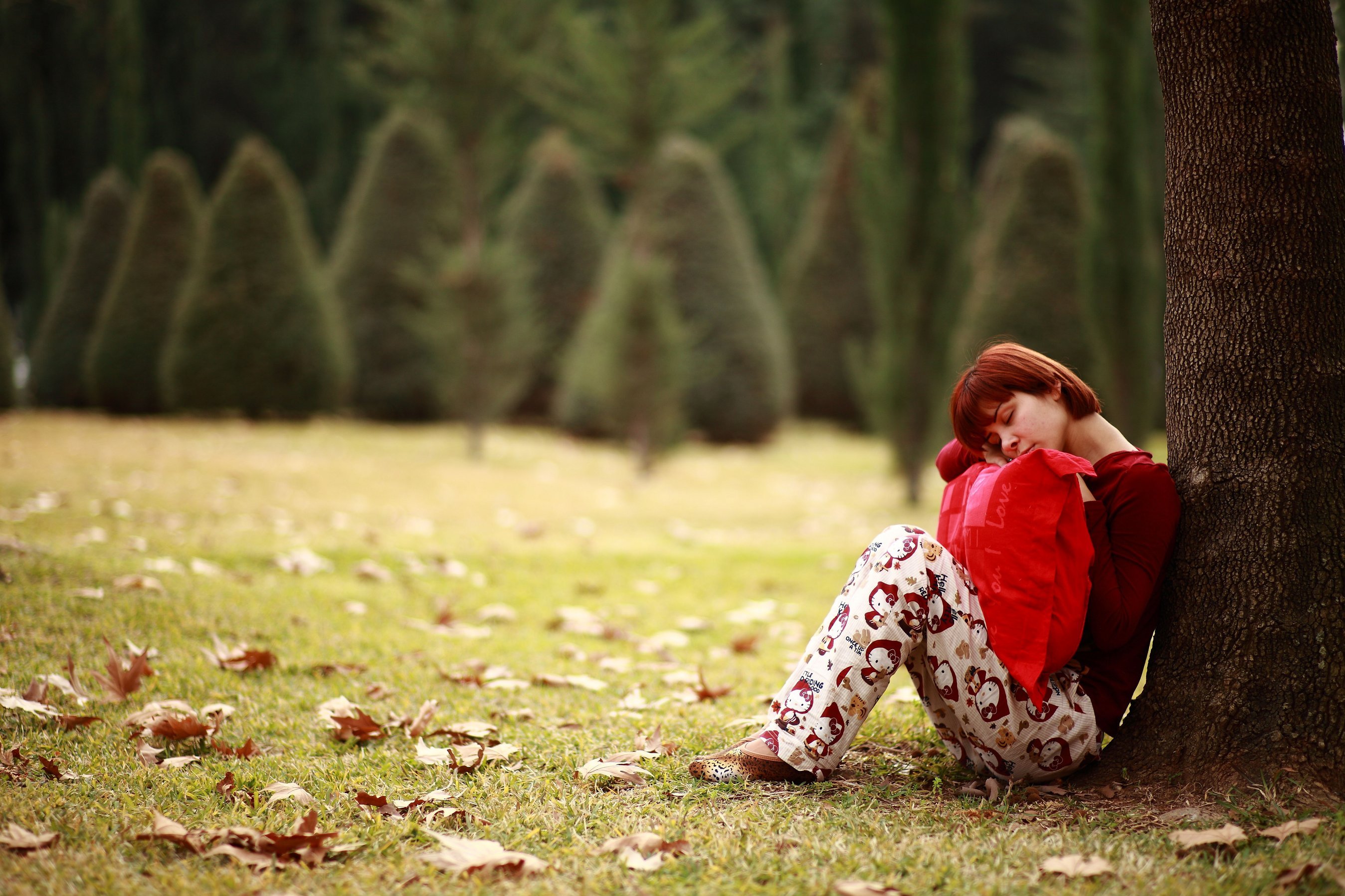 Frau schläft im Freien