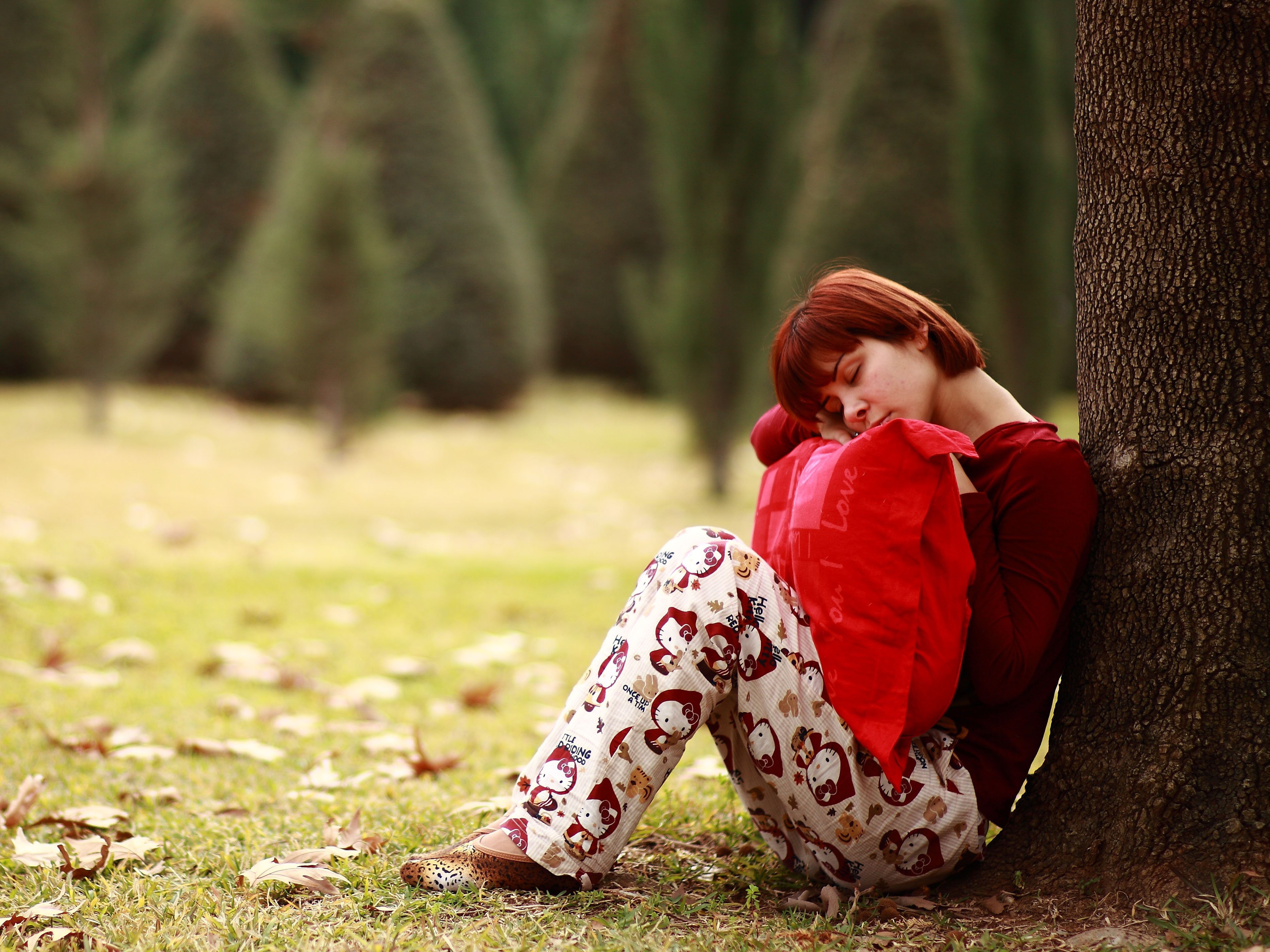 Frau schläft im Freien