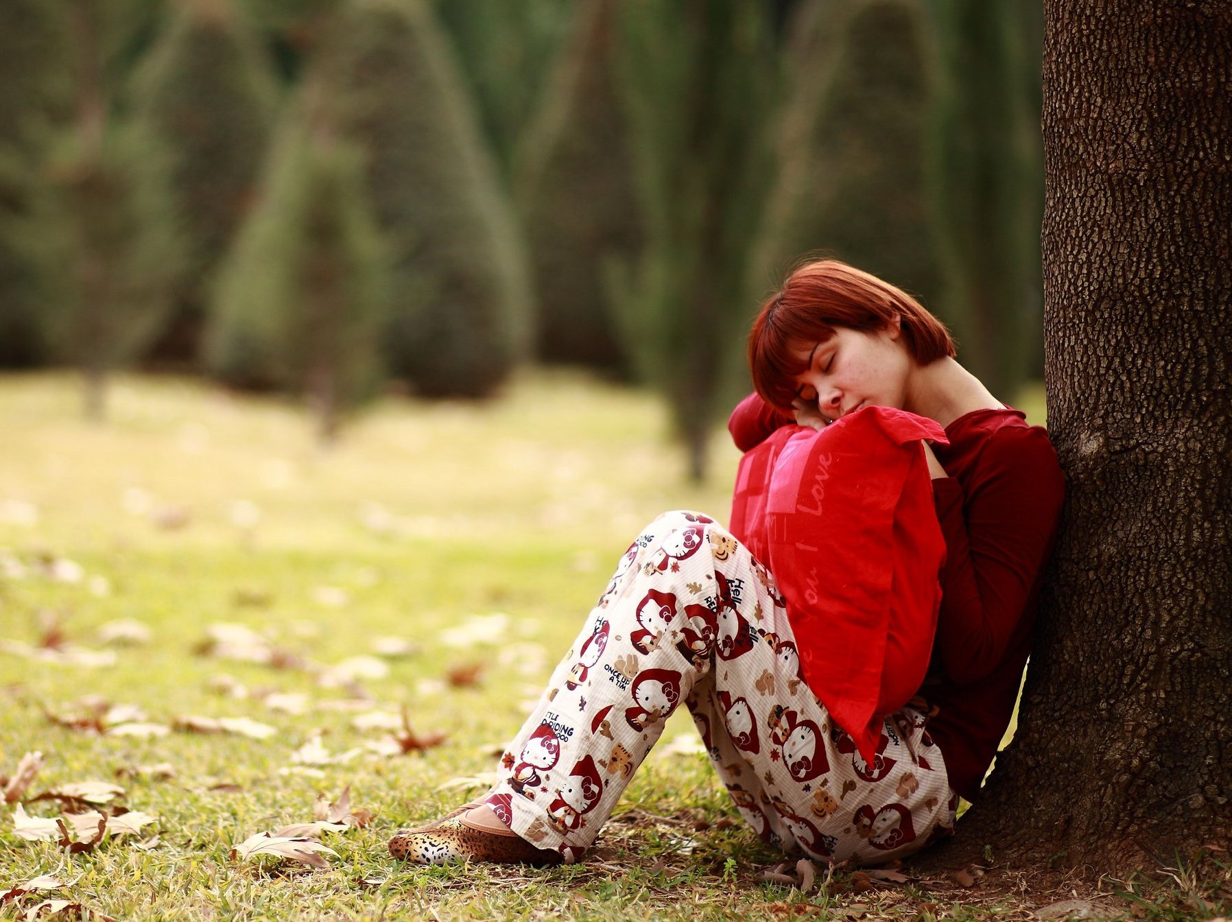 Frau schläft im Freien