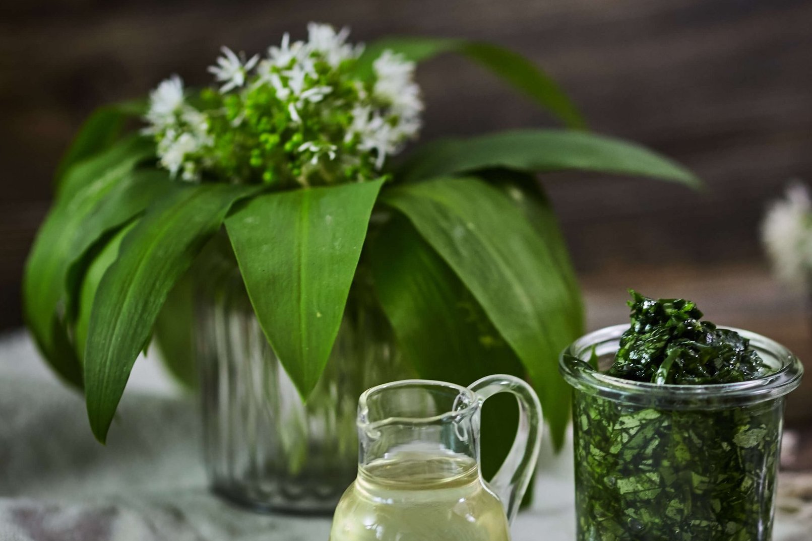 Bärlauchpesto im Glas mit Öl und Bärlauchblättern und Bärlauchblüten ©Elisabeth Heidegger/LK Niederösterreich