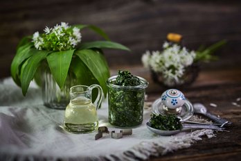 Bärlauchpesto im Glas mit Öl und Bärlauchblättern und Bärlauchblüten ©Elisabeth Heidegger/LK Niederösterreich