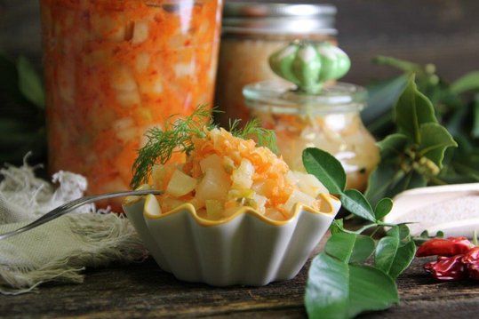 Mit fermentiertem Gemüse holt man sich eine wahre Geschmacksexplosion auf den Gaumen. Aber es schmeckt nicht nur gut, sondern ist auch noch gesund.