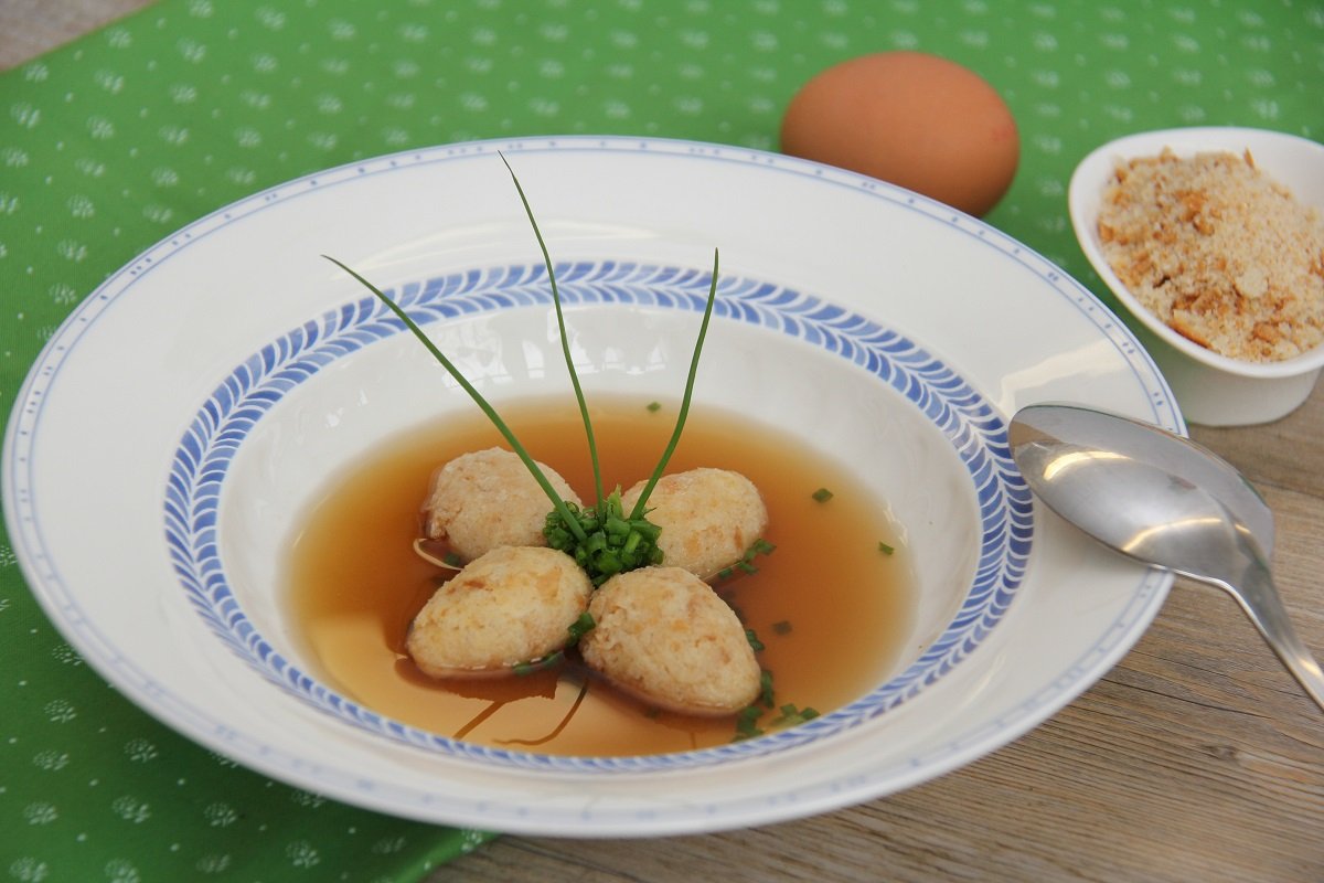 Rindsuppe mit Semmelbrösel-Nockerl