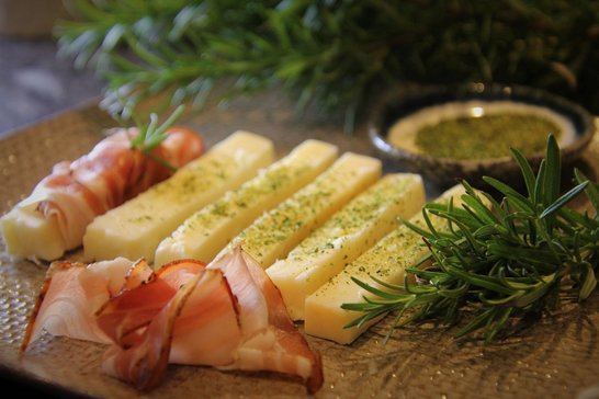 Schafkäse wird eingewickelt ©Elisabeth Heidegger/LK Niederösterreich