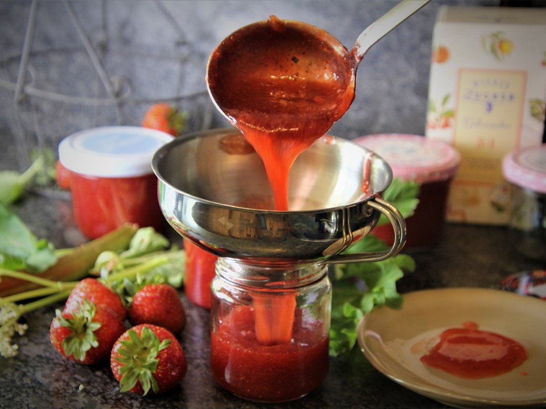 Zum Abfüllen der Marmelade einen Trichter verwenden ©Elisabeth Heidegger/LK Niederösterreich