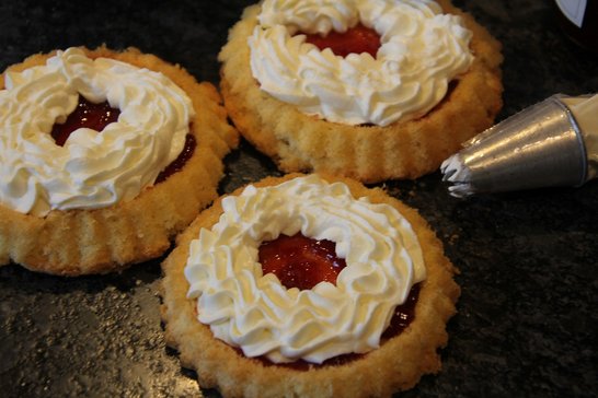 Törtchen mit Schlagobers-Topfen-Kranz verzieren ©Elisabeth Heidegger/LK Niederösterreich