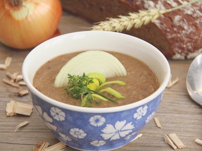 Brotsuppe angerichtet