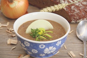 Brotsuppe angerichtet