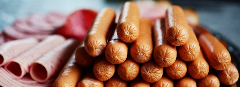 Schinken, Frankfurter und Wurst auf Tablett ©pixabay