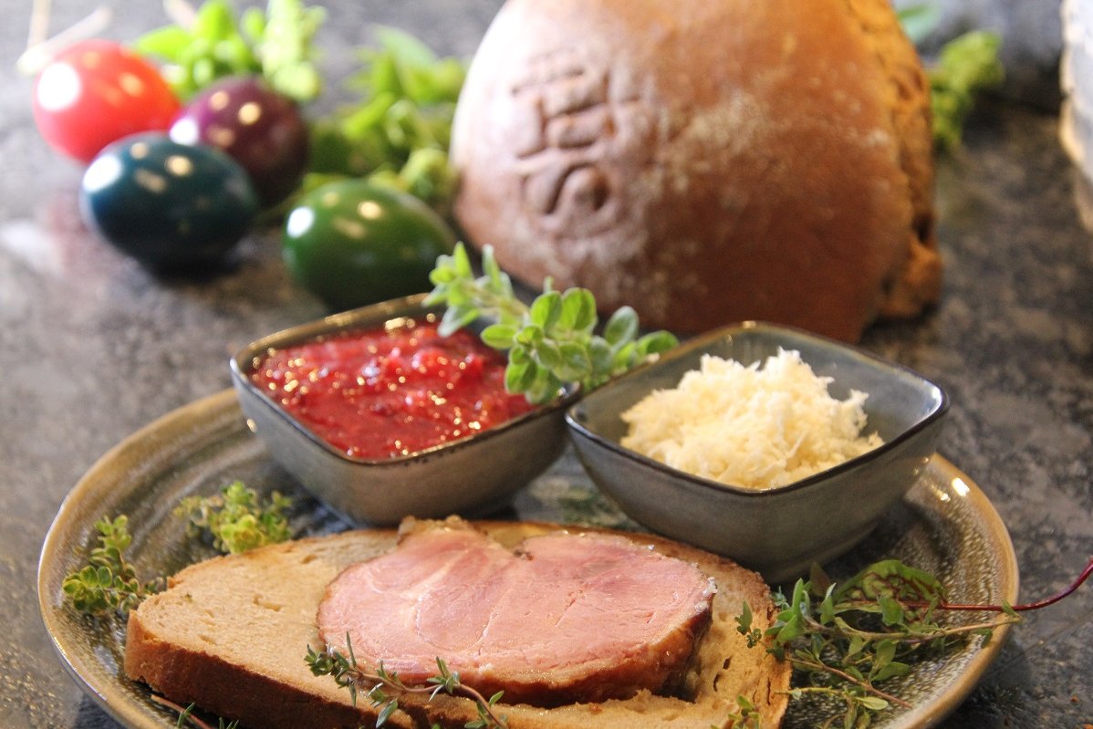 Osterschinken im Brot mit Kren und Sauce