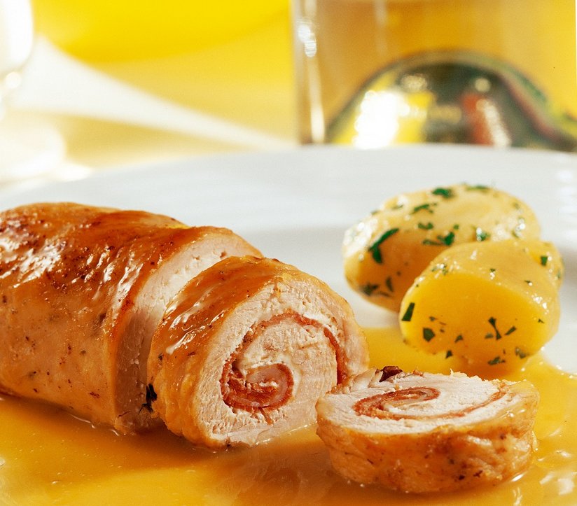 Putenroulade mit Gervais und Speck ©AMA Marketing
