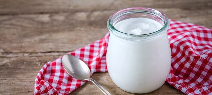 Joghurt im Glas mit Löffel und Geschirrtuch in rot weiß ©ji_images/stock.adobe.com