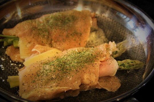 Das Hühnerschnitzerl in einer beschichteten heißen Pfanne auf beiden Seiten einige Minuten bei mittlerer Temperatur braten.