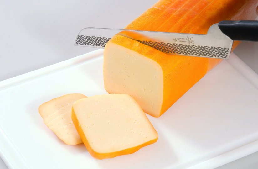 Bergtilsiter wird aufgeschnitten ©AMA Marketing